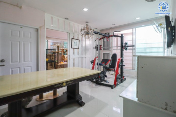 *****บ้านเดี่ยวทำเลใจกลางเมือง ม.เศรษฐสิริ งามวงศ์วาน-ประชาชื่น หลังมุม (ตรงข้าม ม.ธุรกิจบัณฑิตย์) บ้านหลังใหญ่ เนื้อที่ 77.8 ตร.ว. ฟังก์ชัน 5 ห้องนอน 4 ห้องน้ำ 2 ที่จอดรถ พื้นที่ใช้สอยเกือบ 250 ตร.ม. หน้าโครงการติดถนนประชาชื่น เชื่อมต่อถนนหลายสาย ใกล้เดอะมอลล์ฯ และจุดขึ้นทางด่วนงามวงศ์วาน